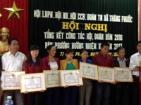 Đ/c Lê Văn Hùng CT UBND xã Thăng Phước trao giấy khen cho tập thể, cá nhân có thành tích hoàn thành xuất sắc công tác trong năm 2016
