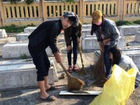 Đoàn trường THPT Trần Phú dọn dẹp vệ sinh tại nghĩa trang liệt sỹ xã Bình Lâm