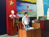 Thầy giáo Nguyễn Văn Tiên – Hiệu trưởng nhà trường nói chuyện với các em học sinh.