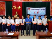 Đ/c Trịnh Long Tường - BT Đoàn xã Thăng Phước trao thẻ Đoàn cho Đoàn viên mới