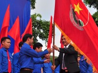 Phó Bí thư Thường trực Tỉnh ủy Phan Việt Cường trao cờ ra quân các hoạt động Tháng thanh niên 2018 cho tuổi trẻ Quảng Nam. Ảnh: VINH ANH