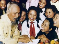 Chủ tịch Hồ Chí Minh với học sinh, sinh viên Việt Nam