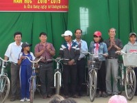 Một buổi trao tặng xe đạp cho học sinh nghèo của thầy Huỳnh Quang Sơn do trường Trung học cơ sở Đinh Núp tổ chức