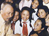 Chủ tịch Hồ Chí Minh với các cháu thanh thiếu nhi. Ảnh tư liệu