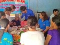 Đoàn xã Bình Lâm tham gia nấu bữa cơm cho Mẹ VNAH nhân ngày 27.7. Ảnh: H.TÚ