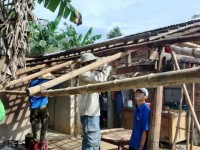 Đoàn viên, thanh niên Thăng Phước sửa chữa nhà ở cho gia đình thanh niên khó khăn
