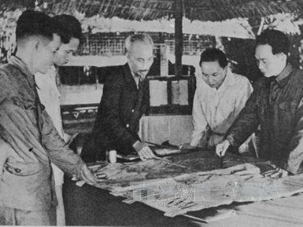Tháng 12/1953, Trung ương Đảng và Chủ tịch Hồ Chí Minh quyết định mở màn trận chiến lược với quyết tâm tiêu diệt tập đoàn cứ điểm của Pháp tại Điện Biên Phủ. (Ảnh tư liệu TTXVN)